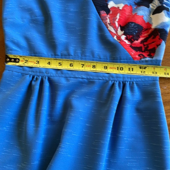 Pretty Hazel Mae dress. Fully lined, pockets, never worn. 💯 poly. Pockets - Picture 6 of 6